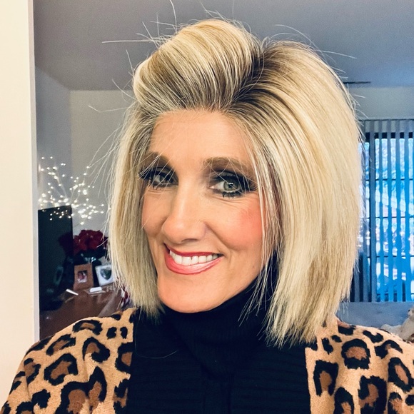 Elegant Raquel Welch lace front wig in Shaded biscuit ( Platinum blonde) - Picture 8 of 9